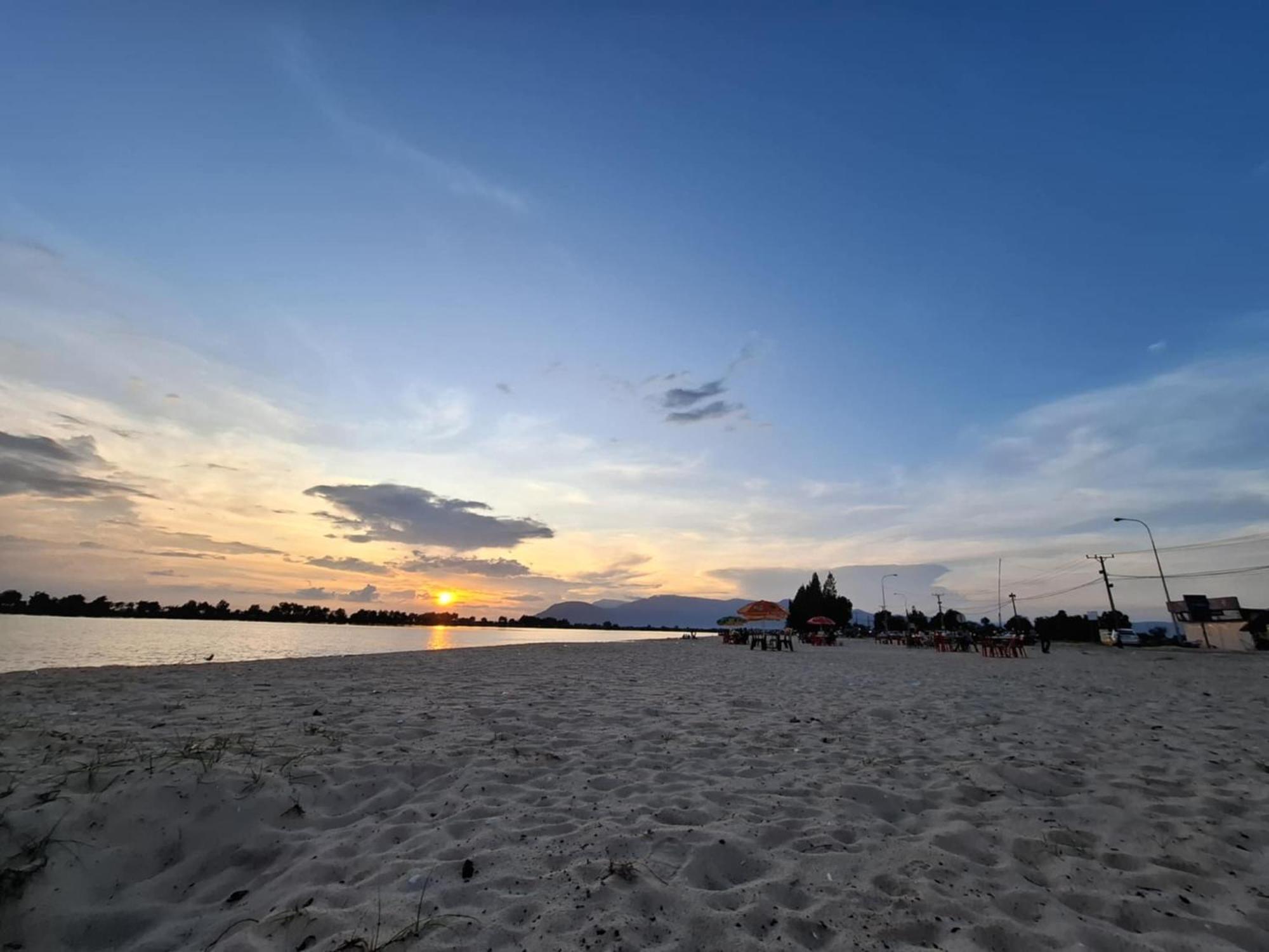 La Plage De Kampot By Lee & Hap Guest House Esterno foto
